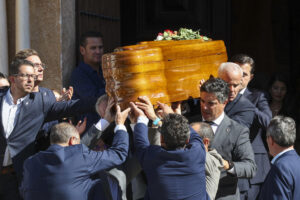 El féretro del expresidente de la Junta de Extremadura Guillermo Fernández Vara, abandona la iglesia de Santa María Magdalena de Olivenza (Badajoz) tras la misa funeral celebrada este lunes. Fernández Vara, que fue secretario general del PSOE de Extremadura durante 16 años y presidente de la Junta a lo largo de tres mandatos, falleció este domingo a los 66 años. EFE/Jero Morales