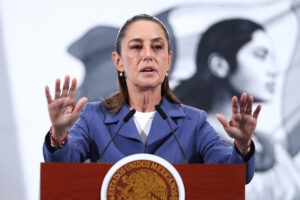 La presidenta de México, Claudia Sheinbaum, habla durante una rueda de prensa este lunes, en el Palacio Nacional en Ciudad de México (México). EFE/Mario Guzmán