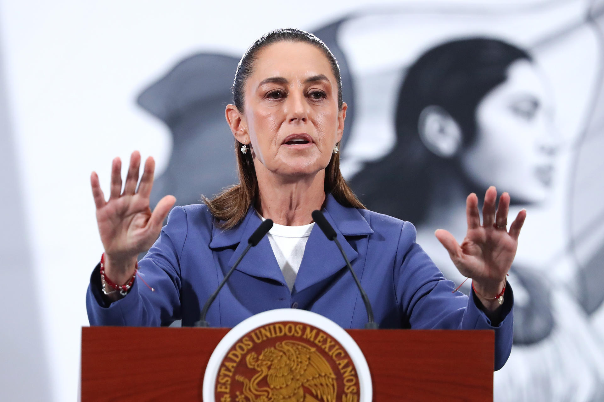 La presidenta de México, Claudia Sheinbaum, habla durante una rueda de prensa este lunes, en el Palacio Nacional en Ciudad de México (México). EFE/Mario Guzmán