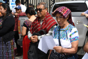 Personas participan en una manifestación este jueves, frente al Ministerio Público en Ciudad de Guatemala (Guatemala). EFE/ Alex Cruz