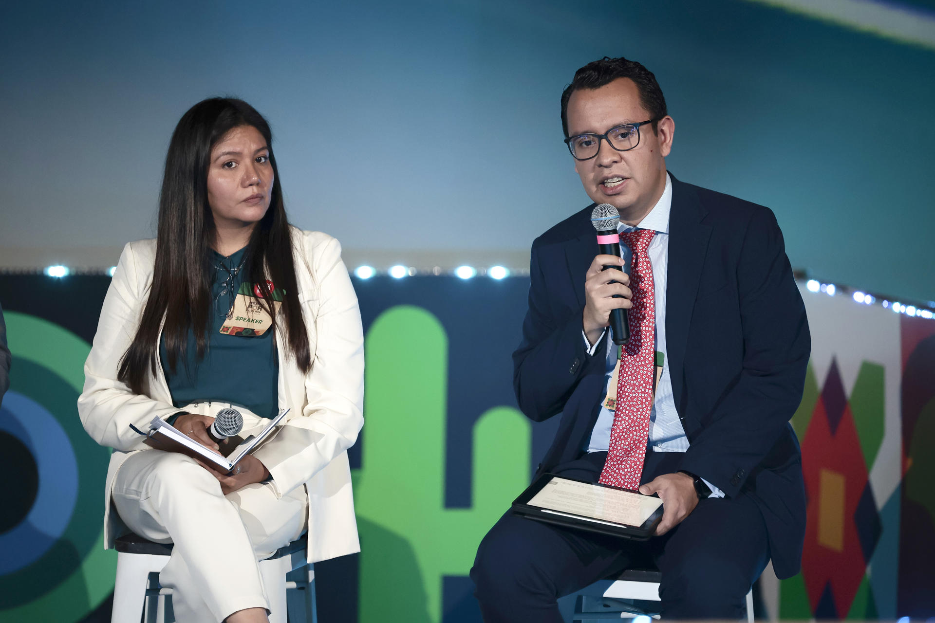 La gerente de Ingeniería y Desarrollo de Proyectos de Energía de Veolia, Alma Daniela Bautista (i) y el director de Promoción, Seguimiento y Desarrollo de Proyectos de la Secretaría de Desarrollo Económico de la Ciudad de México, Mauricio Luevanos, hablan en el panel 'Construyendo el futuro: innovación y sinergias para la transición energética' en el marco del foro 'México por el clima' este jueves, en la Ciudad de México (México). EFE/ José Méndez