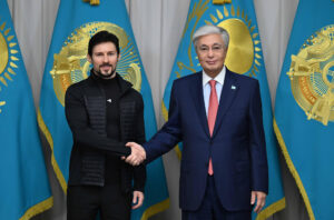 El empresario ruso y fundador de la red social Telegram, Pável Dúrov, se reúne con el presidente kazajo, Kasim-Yomart Tokáyev, con quien debatió sobre las perspectivas de implementar proyectos conjuntos en el campo de la inteligencia artificial, este jueves. EFE/ Akorda/SOLO USO EDITORIAL/SOLO DISPONIBLE PARA ILUSTRAR LA NOTICIA QUE ACOMPAÑA (CRÉDITO OBLIGATORIO)