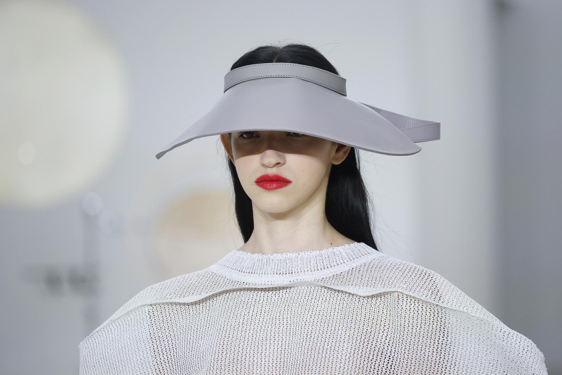 Una modelo presenta una creación de la colección Primavera/Verano 2026 de la casa de moda japonesa Issey Miyake, durante la Semana de la Moda de París, Francia, el 3 de octubre de 2025. La presentación de las colecciones de prêt-à-porter femenina tendrá lugar del 29 de septiembre al 7 de octubre de 2025. (Moda, Francia) EFE/EPA/YOAN VALAT
