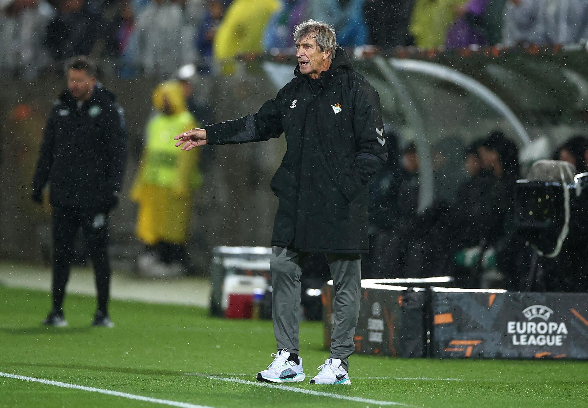 El entrenador del Betis, el chileno Manuel Pellegrini, durante el partido de Liga Europa que su equipo ha disputado este jueves contra el Ludogorets en Razgrad (Bulgaria). EFE/ BORISLAVTROSHEV
