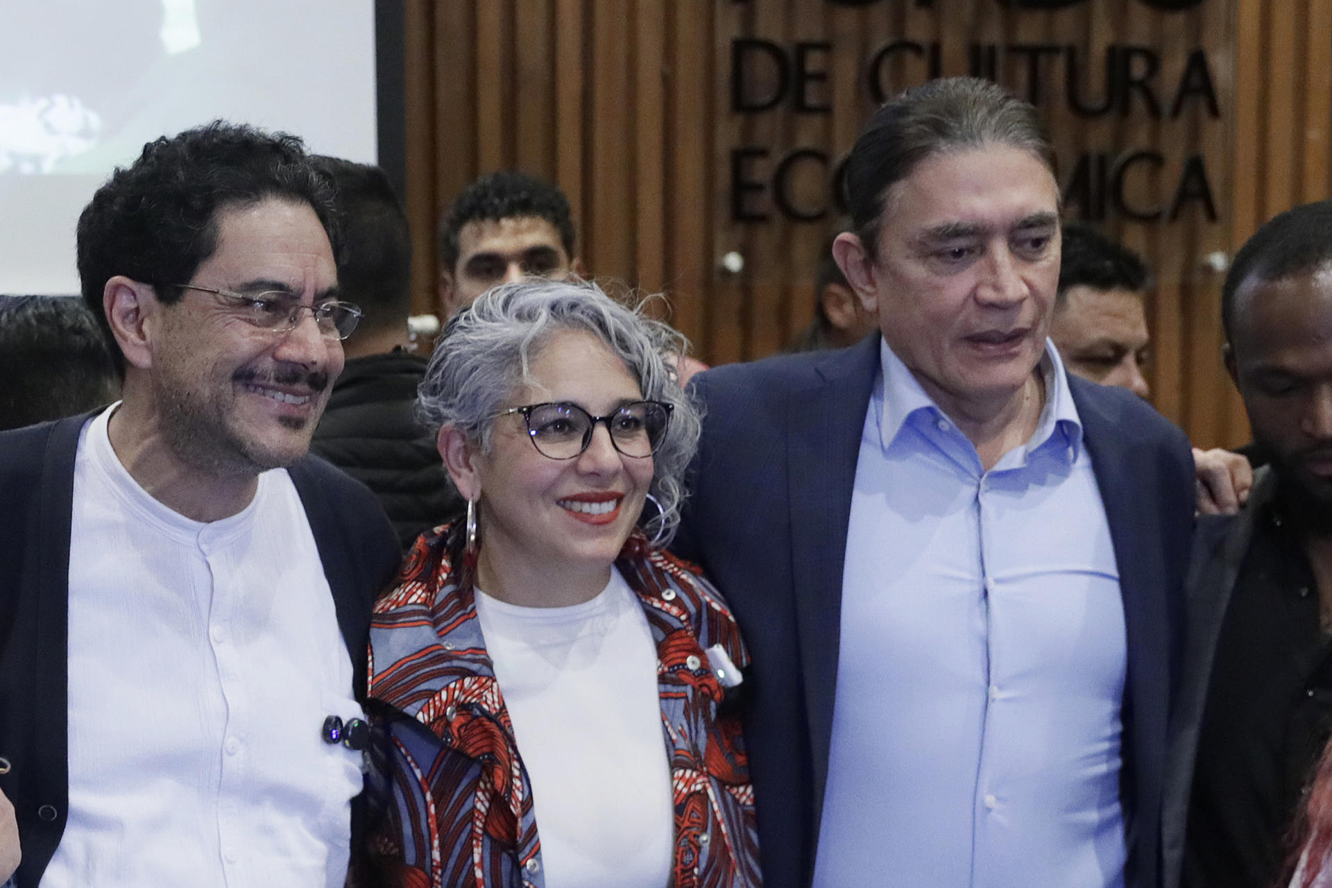 El precandidato a la presidencia de Colombia, Iván Cepeda (i) posa junto a los senadores María José Pizarro (c) y Gustavo Bolívar durante el acto de adhesión de varios políticos a su campaña este jueves, en Bogotá (Colombia). EFE/ Carlos Ortega
