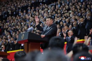 Una foto publicada por la Agencia Central de Noticias de Corea (KCNA) muestra al líder norcoreano, Kim Jong Un (C), presidiendo un evento conmemorativo del 80 aniversario del Partido de los Trabajadores de Corea en el Estadio del Primero de Mayo en Pyongyang, Corea del Norte, el 9 de octubre de 2025. EFE/EPA/KCNA