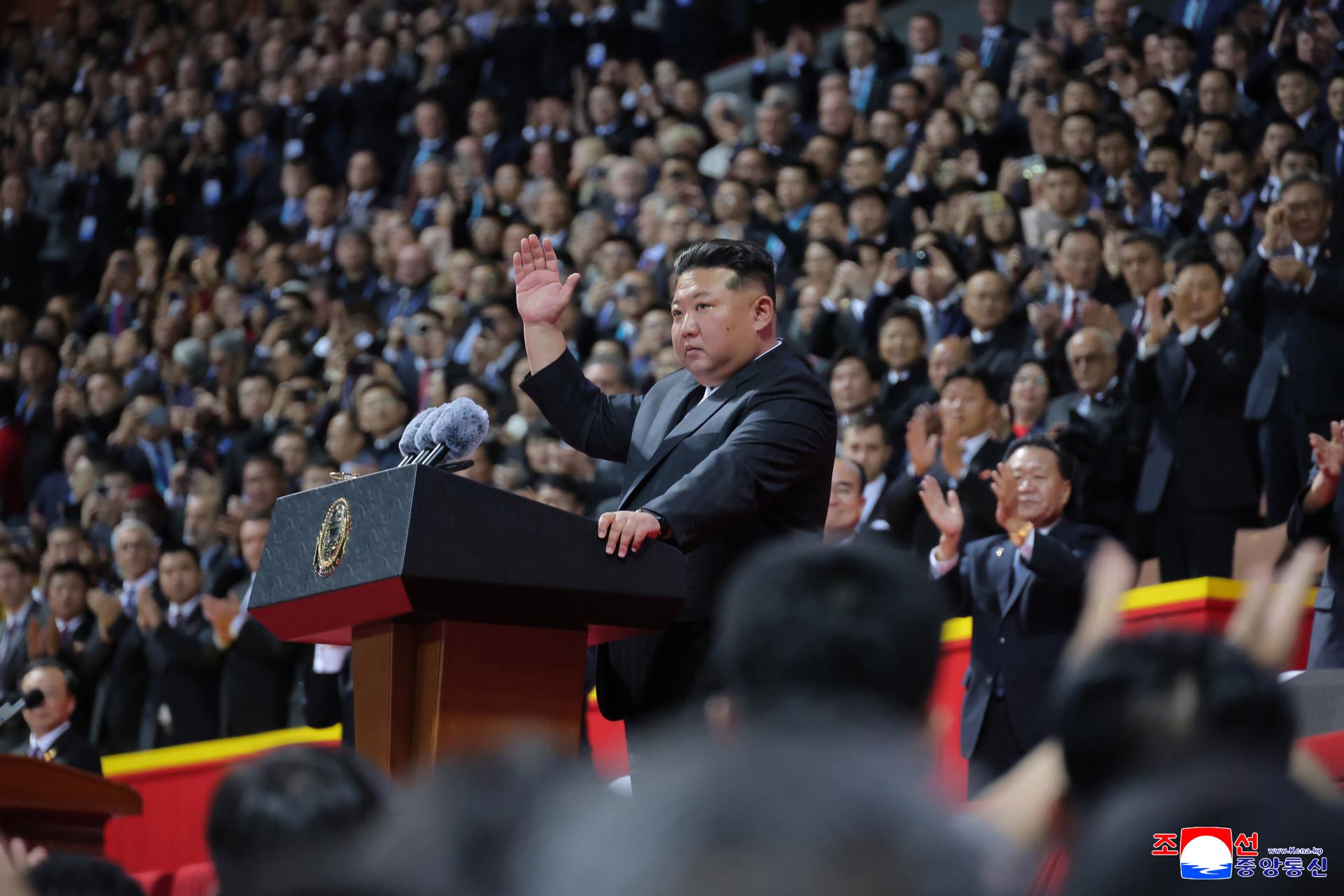 Una foto publicada por la Agencia Central de Noticias de Corea (KCNA) muestra al líder norcoreano, Kim Jong Un (C), presidiendo un evento conmemorativo del 80 aniversario del Partido de los Trabajadores de Corea en el Estadio del Primero de Mayo en Pyongyang, Corea del Norte, el 9 de octubre de 2025. EFE/EPA/KCNA