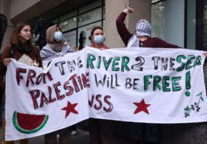 Manifestantes en el King's College participan en una marcha estudiantil pro-palestina en Londres, Reino Unido, 07 de octubre de 2025. El 7 de octubre marca el segundo aniversario de un ataque transfronterizo por parte de Hamas en Israel el 07 de octubre de 2023 que mató a aproximadamente 1,200 israelíes y lanzó una campaña militar israelí en respuesta en la Franja de Gaza que mató a más de 67,000 palestinos y destruyó el enclave palestino. El primer ministro británico Starmer ha instado a los estudiantes a no unirse a las protestas pro-palestinas, diciendo que sería 'anti-británico' que las manifestaciones planificadas se llevaran a cabo. (Protestas, Reino Unido, Londres) EFE/EPA/NEIL HALL