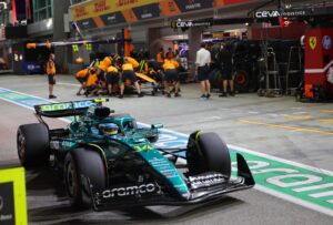 El piloto español de Adton Martin Fernando Alonso en el circuito de Marina Bay en Singapur. EFE/EPA/FAZRY ISMAI