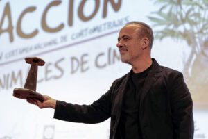 El actor Javier Gutiérrez sostiene su galardón durante el acto en el que recibe un homenaje del certamen de cortometrajes Avilés Acción, este jueves en la Casa Municipal de Cultura. EFE/Paco Paredes