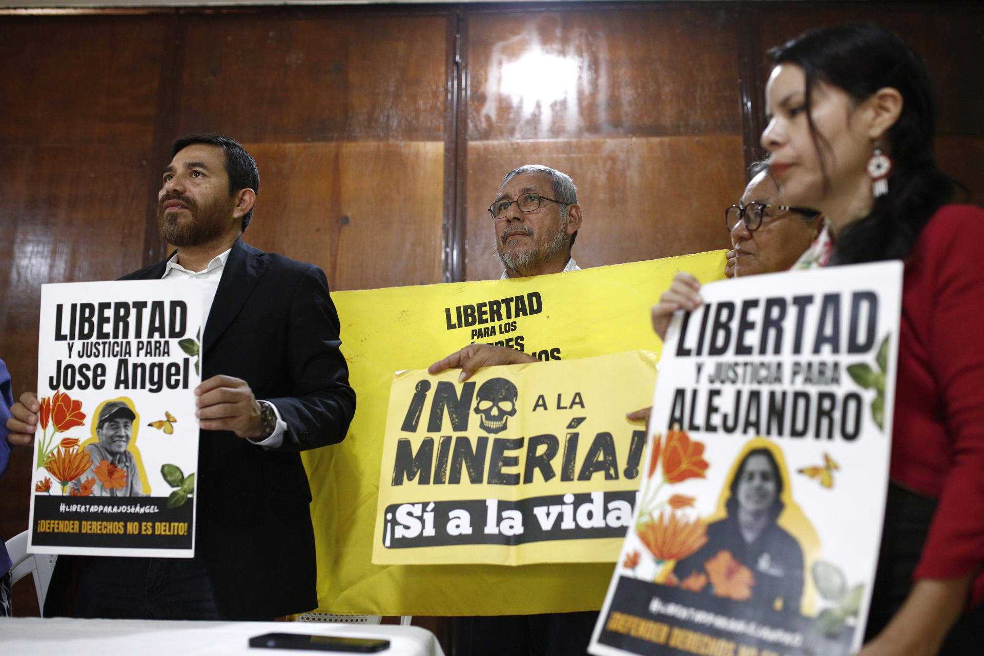 Representantes de organizaciones ambientalistas y derechos humanos muestran carteles durante una rueda de prensa este jueves, en San Salvador (El Salvador). EFE/ Rodrigo Sura

