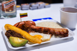 Fotografía que una bandeja paisa de Colombia durante el encuentro internacional 'Sabores del mundo' este sábado, en La Paz (Bolivia). EFE/ Gabriel Márquez