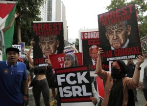 Bangkok (Thailand), 04/10/2025.- Demonstrators hold anti-Israel's Prime Minister Benjamin Netanyahu during a rally in support of Palestine and against the Israel-Palestine conflict at the Israeli Embassy in Bangkok, Thailand, 04 October 2025. Thai and foreign demonstrators rallied and marched in Bangkok in solidarity with Palestine and to protest Israel's military operations in Gaza and the West Bank. (Protestas, Tailandia) EFE/EPA/RUNGROJ YONGRIT