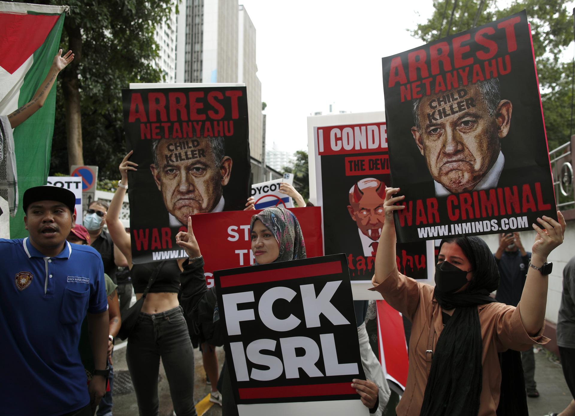 Bangkok (Thailand), 04/10/2025.- Demonstrators hold anti-Israel's Prime Minister Benjamin Netanyahu during a rally in support of Palestine and against the Israel-Palestine conflict at the Israeli Embassy in Bangkok, Thailand, 04 October 2025. Thai and foreign demonstrators rallied and marched in Bangkok in solidarity with Palestine and to protest Israel's military operations in Gaza and the West Bank. (Protestas, Tailandia) EFE/EPA/RUNGROJ YONGRIT