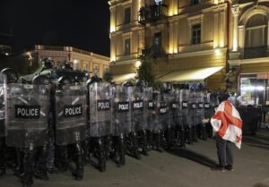 Tiflis, 4 oct (EFE).- Efectivos antidisturbios rechazaron hoy con empleo de gases lacrimógenos y cañones de agua un intento de asalto al palacio presidencial tras un mitin opositor en el centro de la capital georgiana que demandabal a dimisión del Gobierno. EFE/EPA/DAVID MDZINARISHVILI