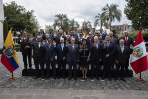 Fotografía cedida por la Cancillería de Ecuador donde se observa a los cancilleres Gabriela Sommerfeld (4-d), de Ecuador, y Elmer José Schialer Salcedo (4-i), de Perú, en el marco de la XVII Comisión de Vecindad ecuatoriana-peruana este jueves, en Quito (Ecuador). EFE/Cancillería de Ecuador