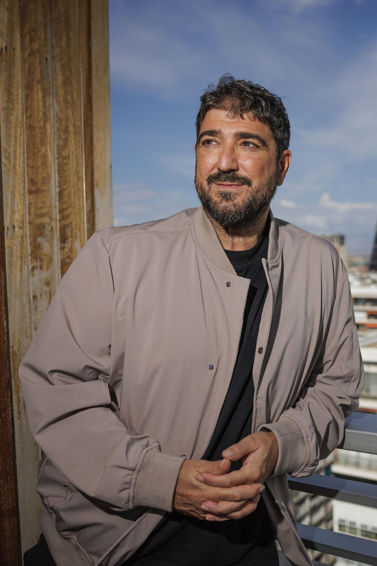 El músico Antonio Orozco dice encontrarse en el mejor momento de su vida y de su carrera, y lo proclama con una sonrisa tras haber tomado la que -mantiene- es la mejor decisión de su vida; la de parar tras sentirse sobrepasado por el trabajo, algo que le había afectado a su forma de vivir: "Mis problemas se han convertido en mi gran solución". Orozco es la cara visible de #LibreríasDeGuardia, la campaña a la que se han sumado 150 librerías de 90 ciudades españolas, organizada por la División Editorial del Grupo Planeta en favor de la salud mental, con motivo del día mundial que se conmemora este viernes. EFE/Rodrigo Jiménez