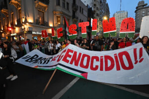 Decenas de manifestantes fueron captados este jueves, 9 de octubre, durante una marcha a favor de Palestina, en Montevideo (Uruguay). EFE/Federico Gutiérrez