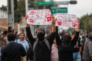 Personas participan en la marcha por los 57 años de la matanza de Tlatelolco del 2 de octubre de 1968, este jueves en la Ciudad de México (México). EFE/ Isaac Esquivel