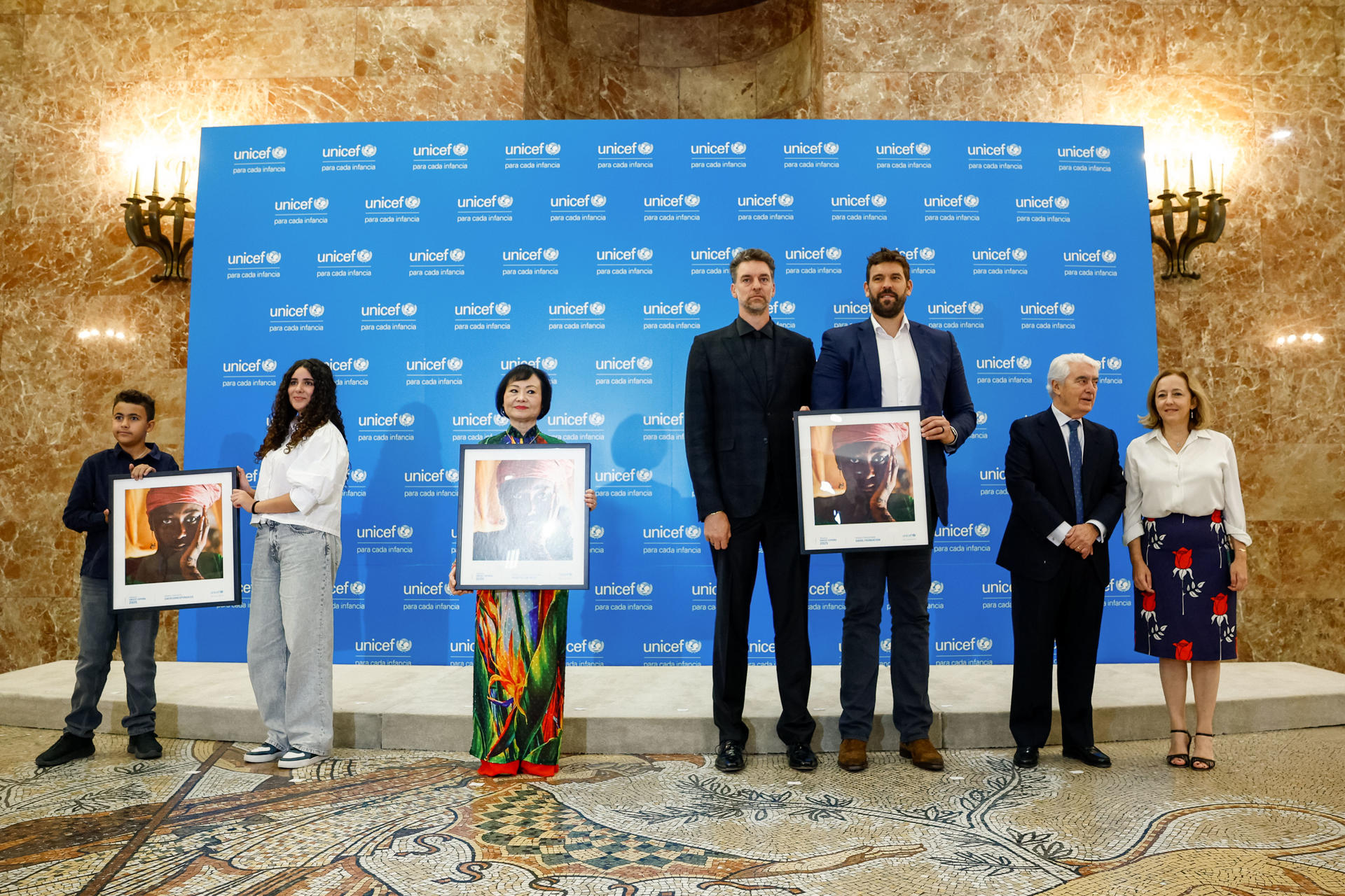 Posado de los galardonados, la activista por la paz Kim Phuc Pahan Thi (3i), los jugadores de baloncesto Marc (3d) y Pau (c) Gasol y miembros de la red Cibercorresponsables (i y 2i) junto al presidente de Unicef España, Gustavo Suárez Pertierra (2d), durante la entrega de los Premios Unicef España 2025, este jueves en Madrid. Los galardones han recaído en la Gasol Foundation; la red Cibercorresponsables; y Kim Phuc Pahan Thi, la niña del napalm. EFE/ Daniel González
