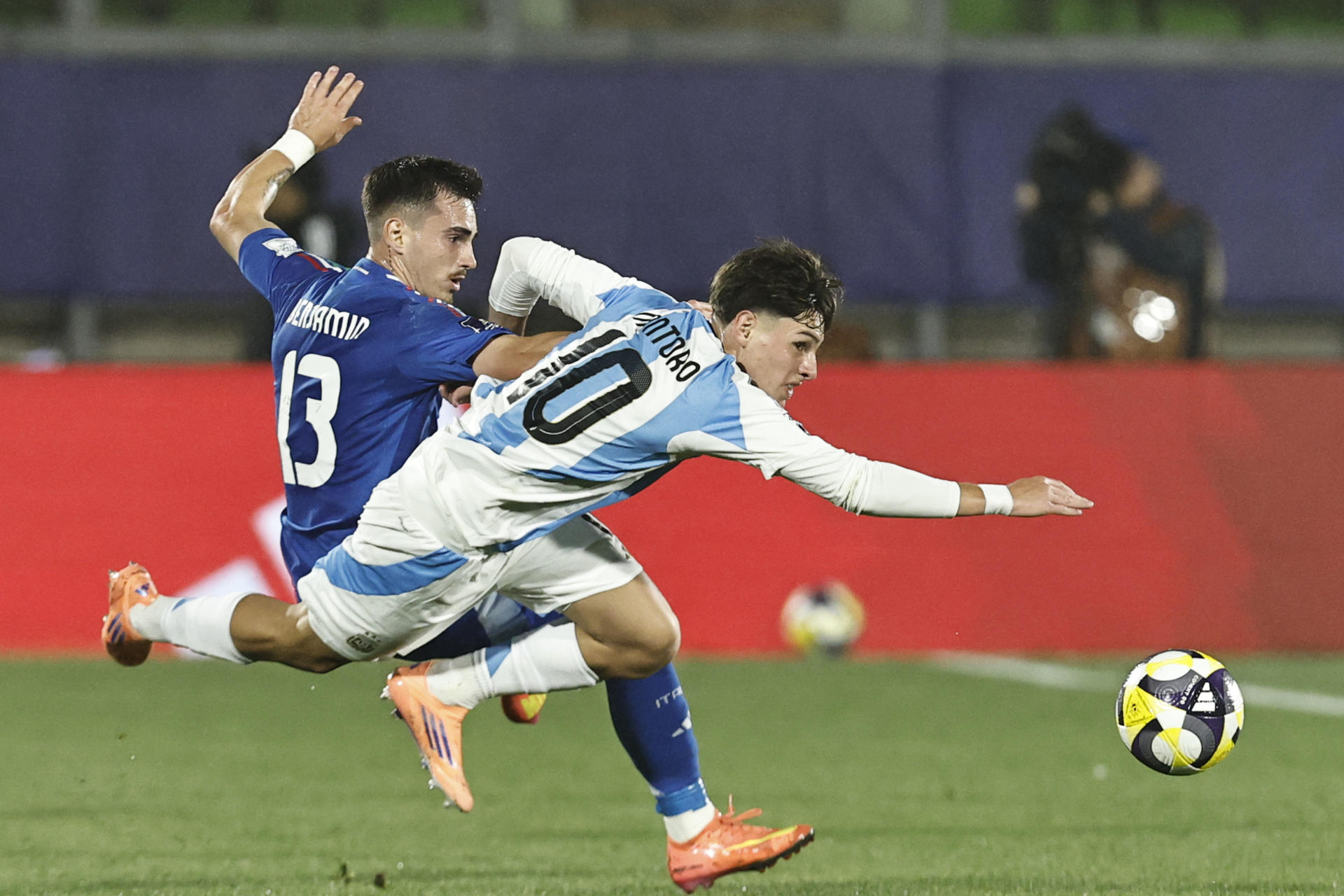 Álvaro Montoro (d) de Argentina disputa el balón con Emanuel Benjamín de Italia en un partido del grupo D de la Copa Mundial Sub-20. EFE/ Osvaldo Villarroel
