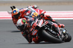El piloto italiano Marco Bezzecchi, durante la clasificación para el Gran Premio de Indonesia de MotoGP que se disputa en el circuito de Mandalika. EFE/EPA/ADI WEDA