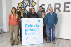 Los portavoces de la plataforma de apoyo a los presos de ETA (Sare), Joseba Azkarraga (d) y Bego Atxa (i), han presentado este miércoles en Vitoria la movilización que convocarán en Bilbao el 10 de enero de 2026. EFE/ Adrián Ruiz Hierro