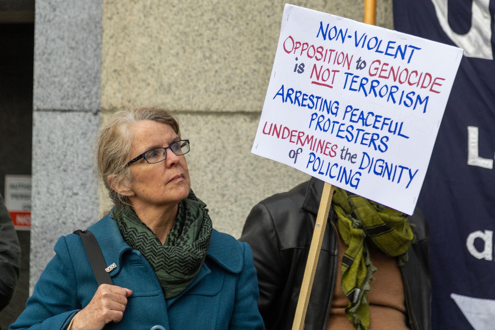 Una mujer lleva una pancarta que reza: "La oposición no violenta al genocidio no es terrorismo. Arrestar a manifestantes pacíficos socava la dignidad del ejercicio policial", este sábado durante la protesta en la plaza Trafalgar de Londres. EFE/EPA/TAYFUN SALCI
