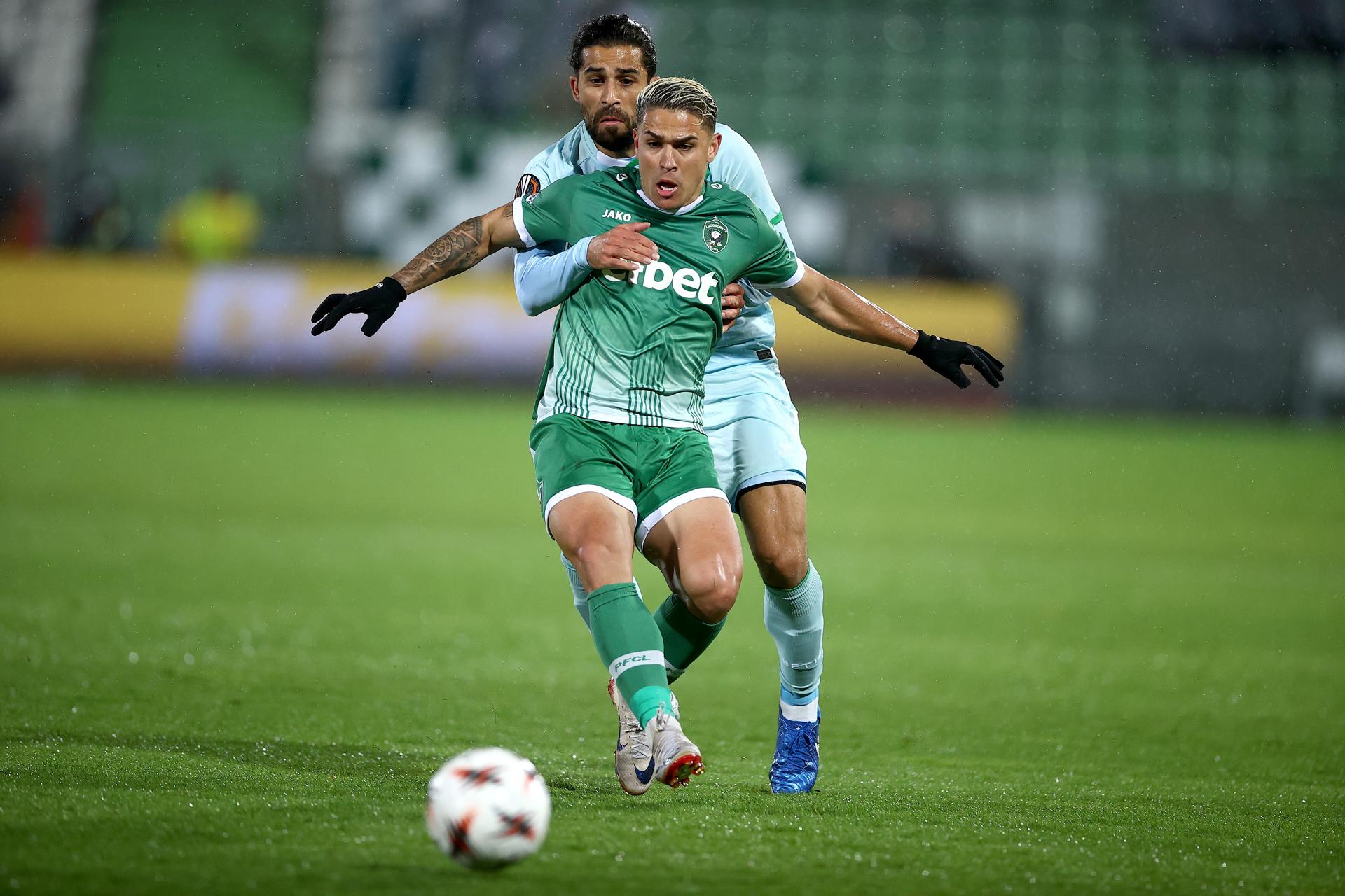 Caio Vidal (delante), del Ludogorets, en una acción de juego contra Ricardo Rodríguez, del Betis, durante el partido de Liga Europa disputado entre ambos equipos este jueves en Razgrad (Bulgaria). EFE/ BORISLAV TROSHEV

