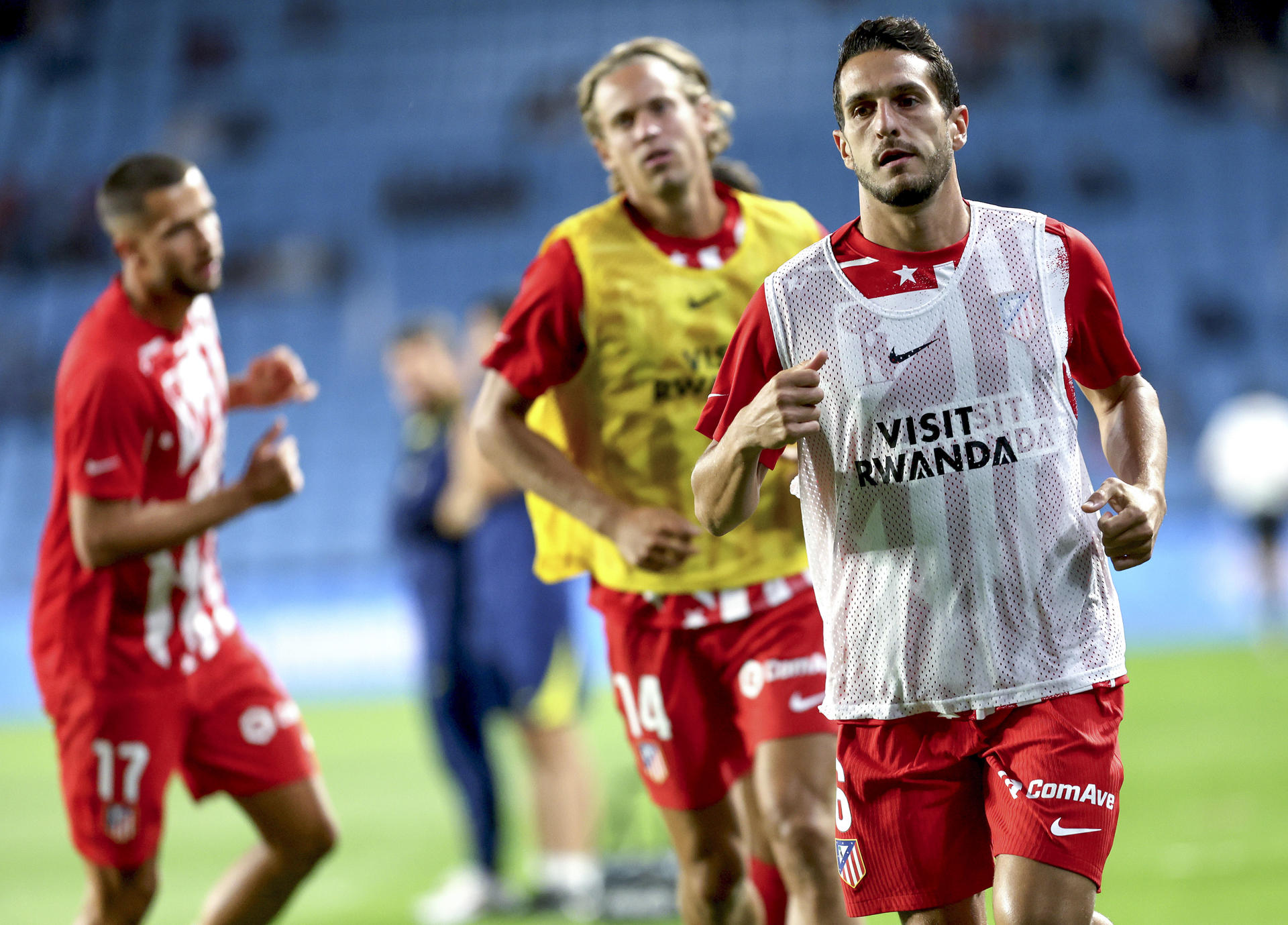 Los jugadores del Atlético de Madrid calientan antes del partido de la jornada 8 de LaLiga EA Sports entre el Celta de Vigo y el Atlético de Madrid, este domingo en el estadio Balaídos de Vigo.- EFE / Salvador Sas
