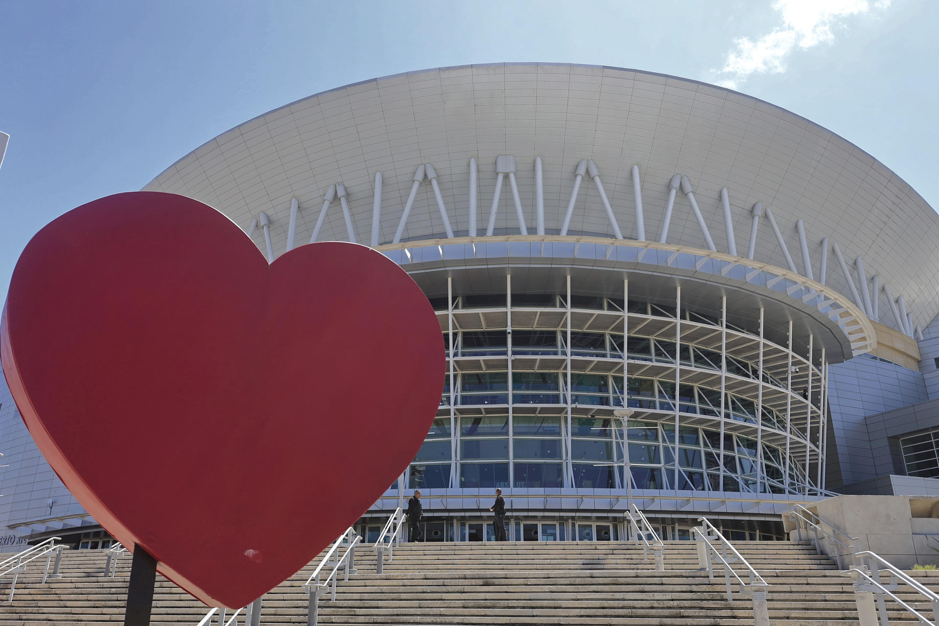 Fotografía que muestra el exterior del Coliseo de Puerto Rico este viernes, en San Juan (Puerto Rico). EFE/ Thais Llorca
