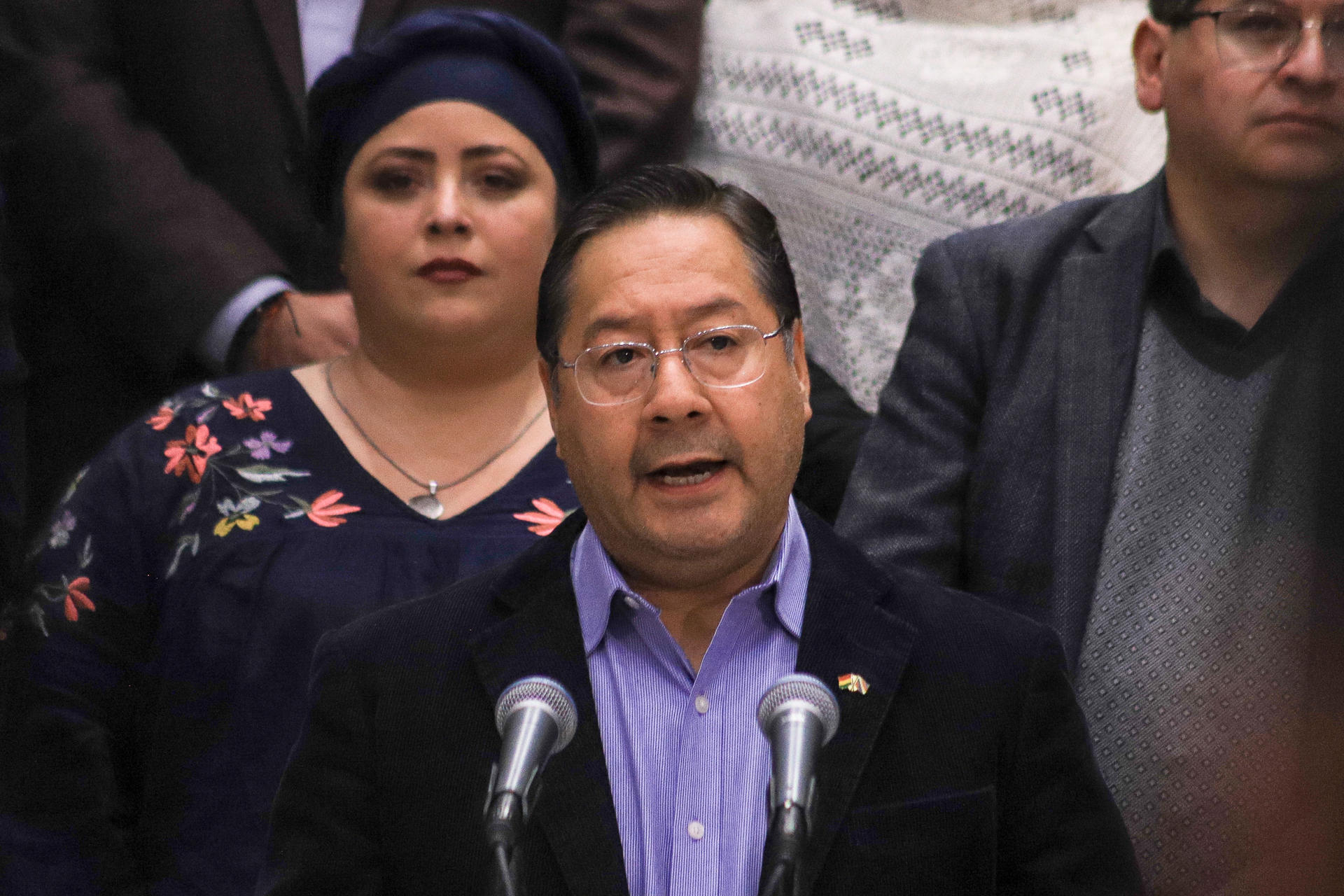 El presidente de Bolivia, Luis Arce (c), durante una alocución -en compañía de su gabinete de Gobierno-, este miércoles, 8 de octubre, en La Paz (Bolivia). EFE/Gabriel Márquez