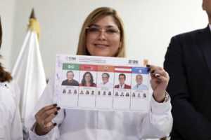 La presidenta del Consejo Nacional Electoral de Honduras, Ana Paola Hall, posa este viernes, durante la firma de la impresión de las papeletas para las elecciones generales en Tegucigalpa (Honduras). EFE/Gustavo Amador