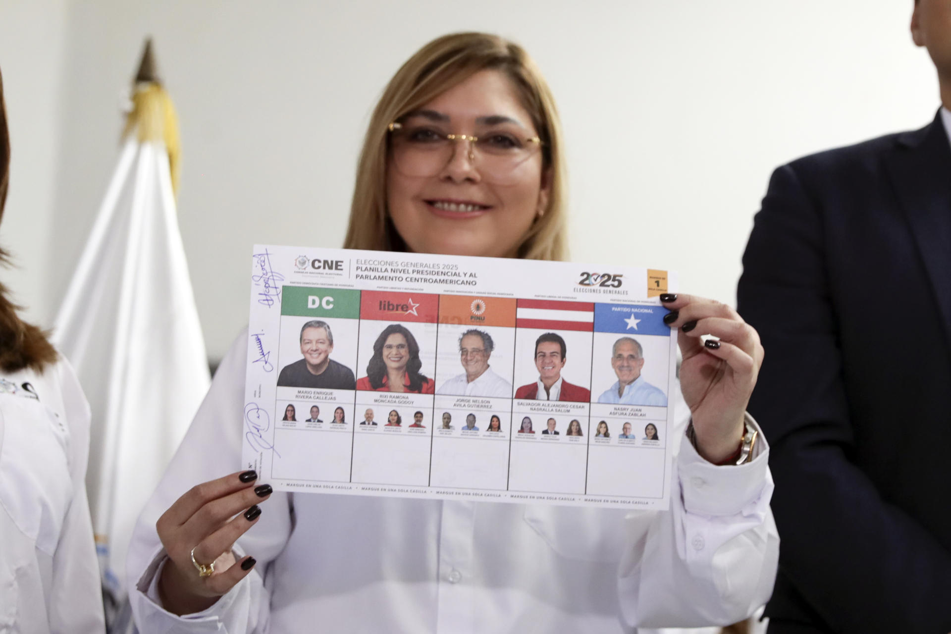 La presidenta del Consejo Nacional Electoral de Honduras, Ana Paola Hall, posa este viernes, durante la firma de la impresión de las papeletas para las elecciones generales en Tegucigalpa (Honduras). EFE/Gustavo Amador