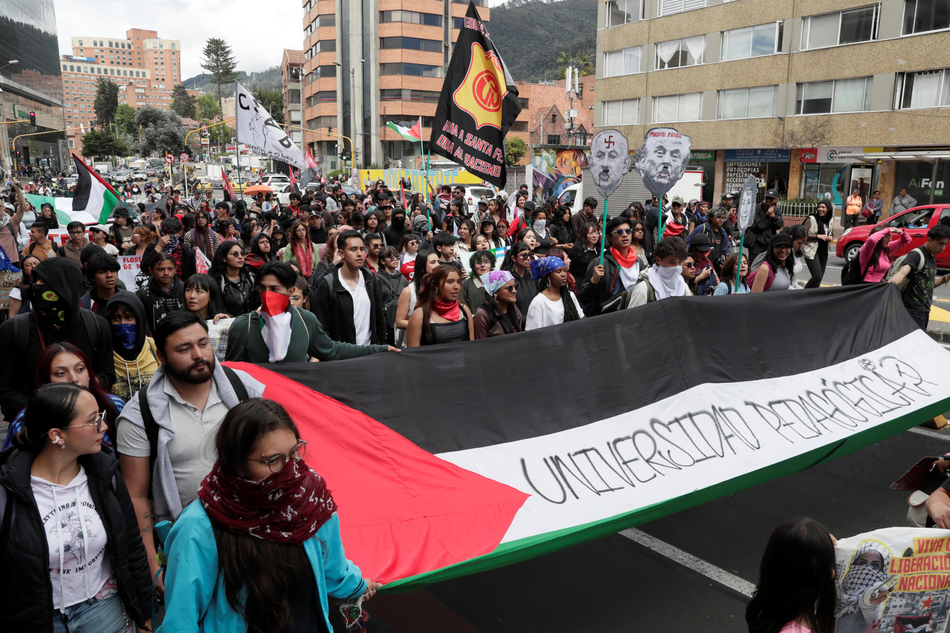 Personas participan en una manifestación en apoyo a Palestina pidiendo el fin de la ofensiva israelí en Gaza este martes, en Bogotá (Colombia). EFE/ Carlos Ortega
