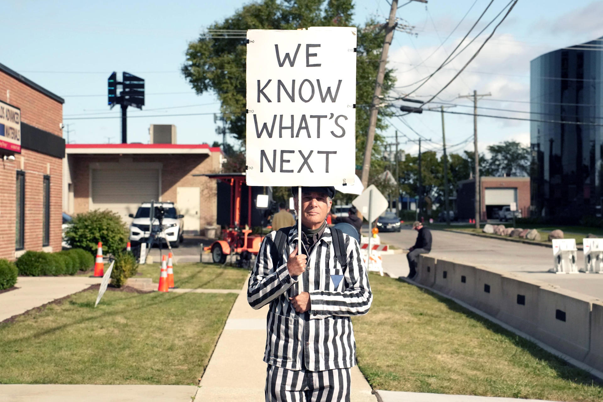 Un hombre vestido con uniforme de prisionero sostiene un cartel afuera del centro de detención del Servicio de Inmigración y Control de Aduanas (ICE) este miércoles, en Broadview (Estados Unidos). EFE/ Manuel Márquez
