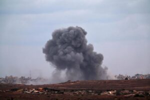 El humo se eleva como resultado de un ataque israelí en las afueras de la ciudad de Gaza, visto desde el lado israelí de la frontera, el 6 de octubre de 2025. EFE/EPA/ATEF SAFADI