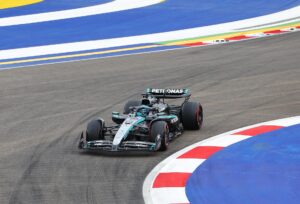 El piloto brtiánico de Mercedes Russell en el circuito de Marina Bay en Singapur. EFE/EPA/FAZRY ISMAIL
