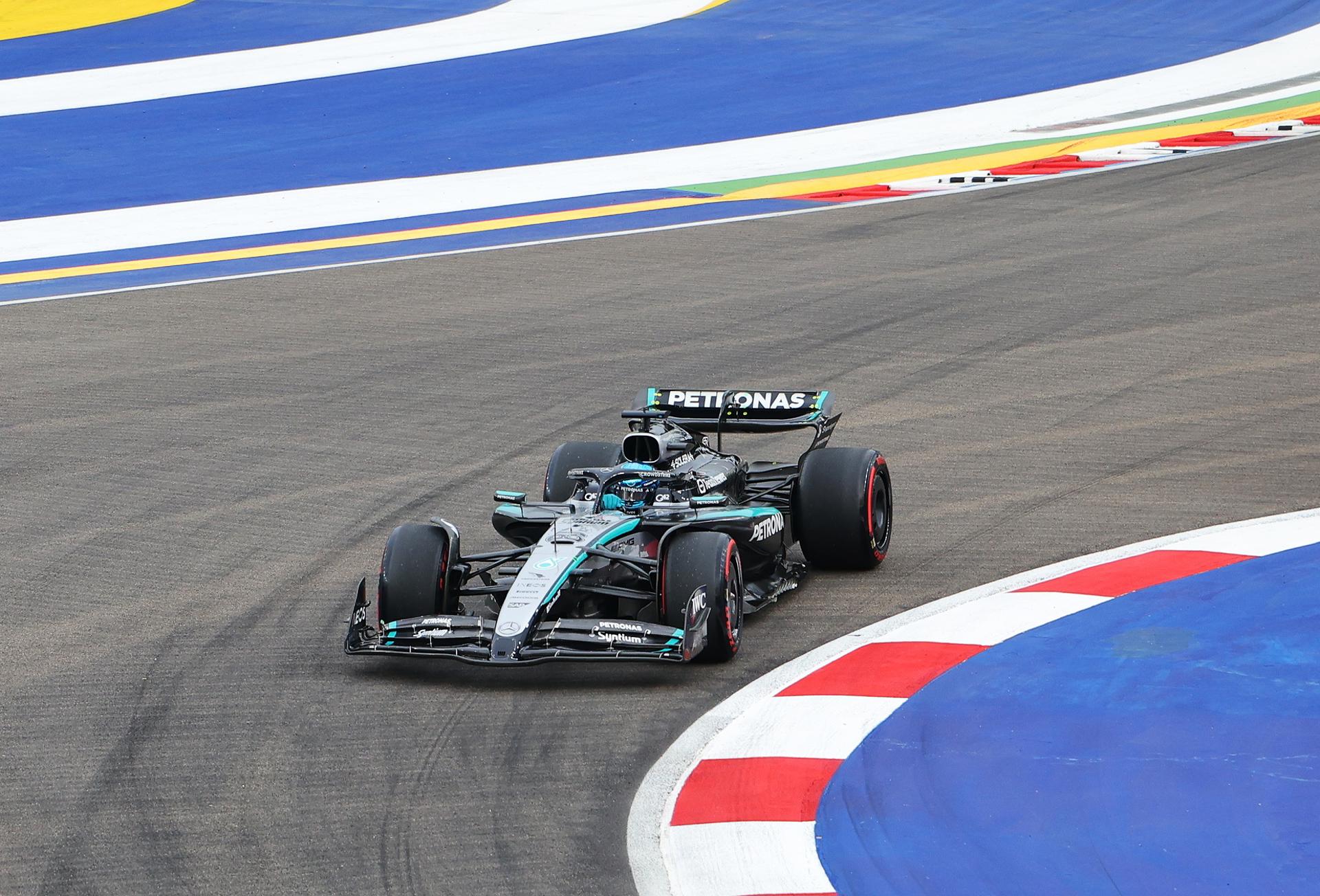 El piloto brtiánico de Mercedes Russell en el circuito de Marina Bay en Singapur. EFE/EPA/FAZRY ISMAIL
