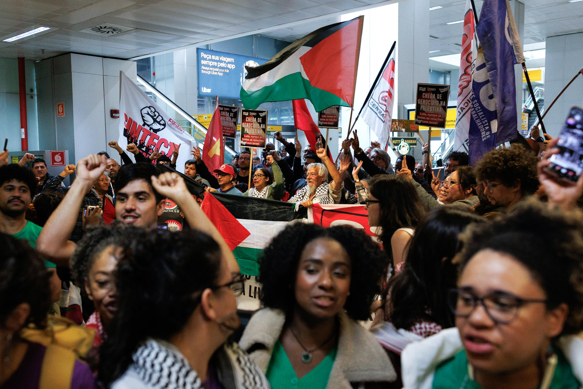 Brasileños que integraban la Flotilla Global Sumud y que fueron detenidos durante varios días por Israel llegan al Aeropuerto Internacional de Guarulhos este jueves, en São Paulo (Brasil). EFE/Isaac Fontana