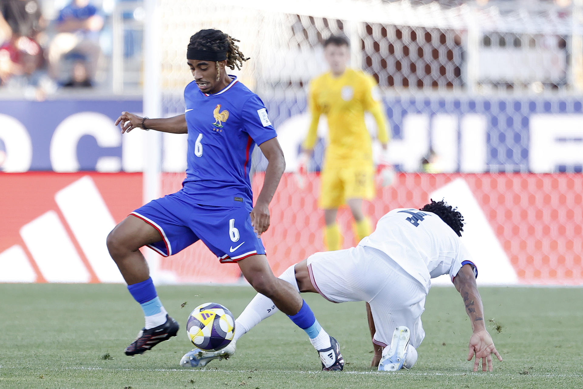 Joshua Wynder (d) de Estados Unidos disputa el balón con Ilane Touré de Francia en un partido del grupo E de la Copa Mundial Sub-20. EFE/ Elvis González
